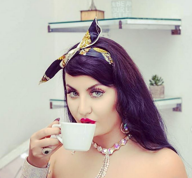 الجمهور يستعيد صوراً لشقيقة صافيناز ويُعجب بجمالها