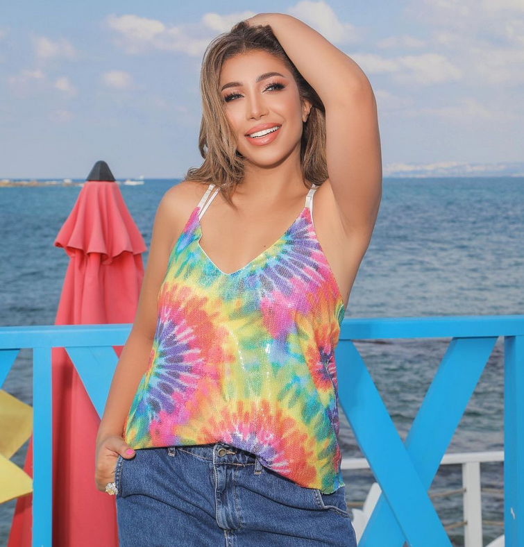 بالفيديو والصورة – أروى تتلقى الانتقادات بسبب سروالها الضيق بلون الجلد