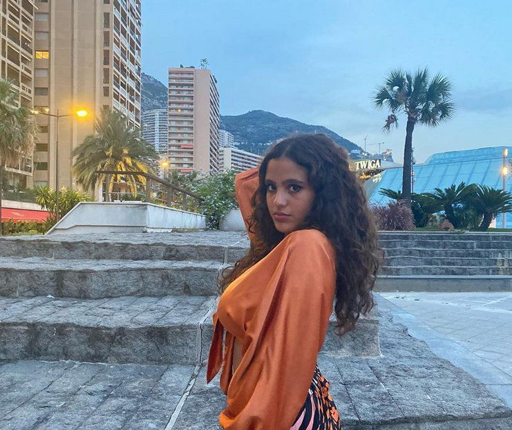 بالصور - انتقادات بالجملة لجنا عمرو دياب بسبب حركاتها في سهرة خاصة