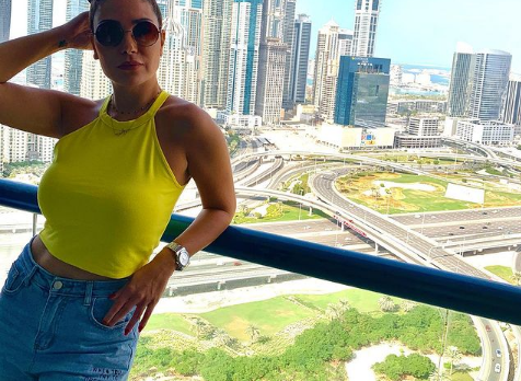 بالصور - نور صعب تضرب مجدداً بلا مكياج وبملابس النوم مع والدتها