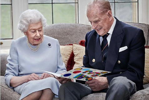 الملكة اليزابيث والأمير فيليب يحتفلان بعيد زواجهما الـ73
