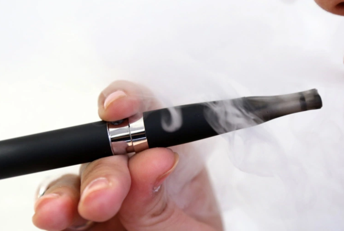 بالفيديو – موجة غضب ضد أب يشجع طفله على تدخين السيجارة: 