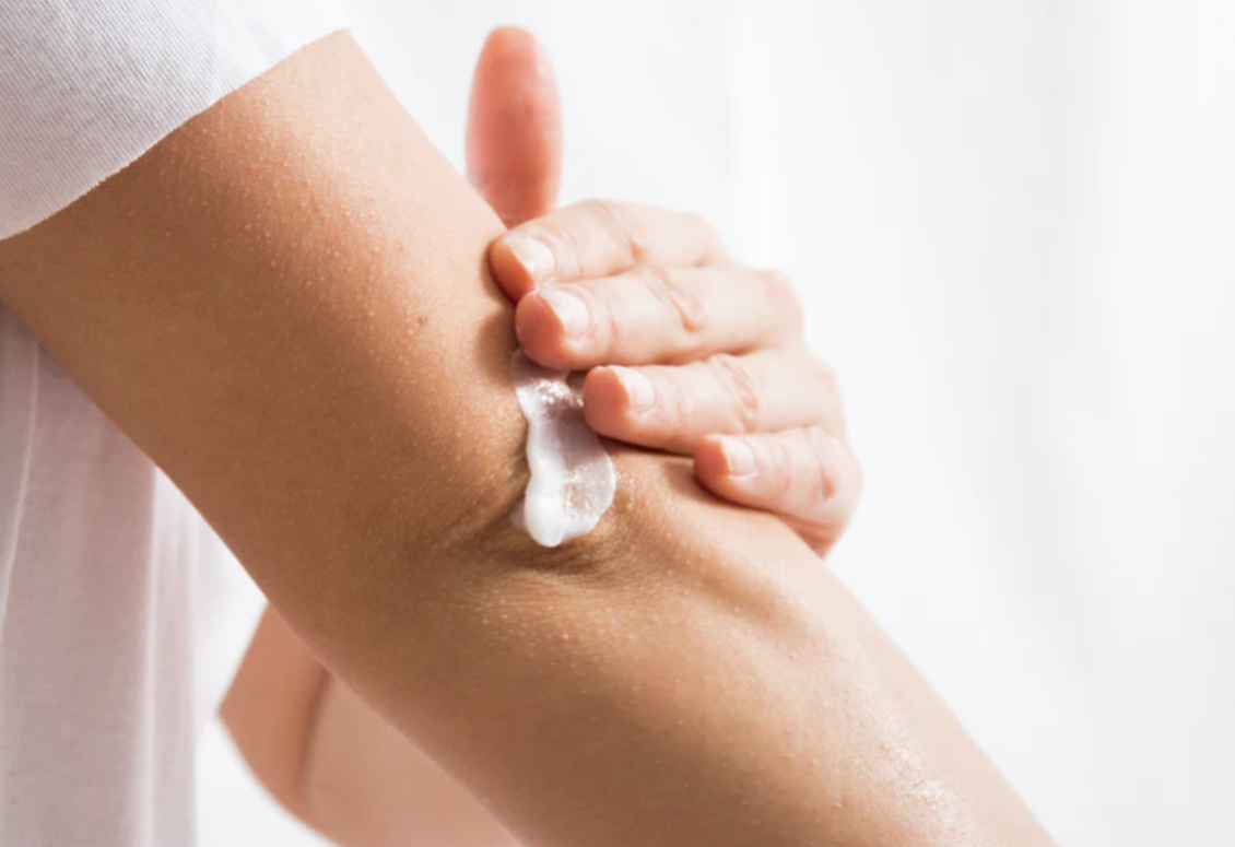 هذه الطريقة فعالة لتفتيح بشرة المرفقين والركبتين الداكنة