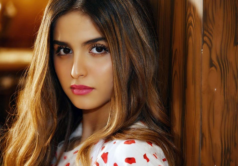 بالفيديو - إطلالة حلا الترك تجعلها تبدو أكبر من سنّها والجمهور يشبّهها بأريانا غراندي