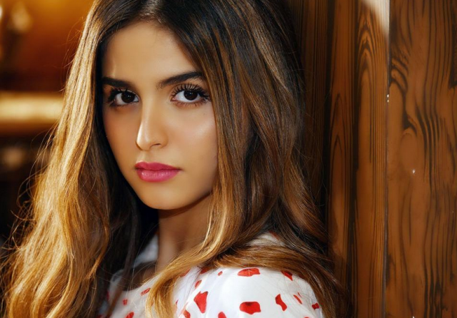 بالفيديو - إطلالة حلا الترك تجعلها تبدو أكبر من سنّها والجمهور يشبّهها بأريانا غراندي