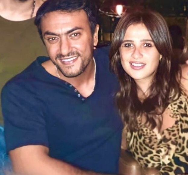 ياسمين عبد العزيز تحتضن زوجها وتبادله الرسائل الرومانسية