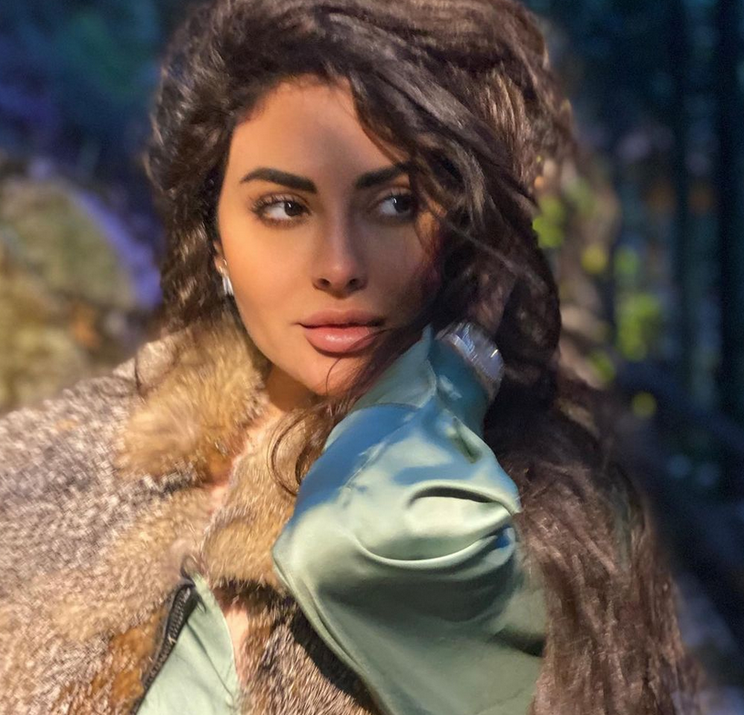 بالفيديو – موجة غضب ضد مريم حسين بسبب رقصها بالروب على الشرفة