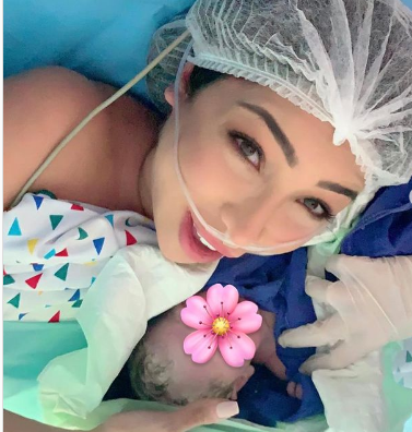 بالفيديو - زوج دنيا بطمة يقص الحبل السري لطفلته بمقطع 