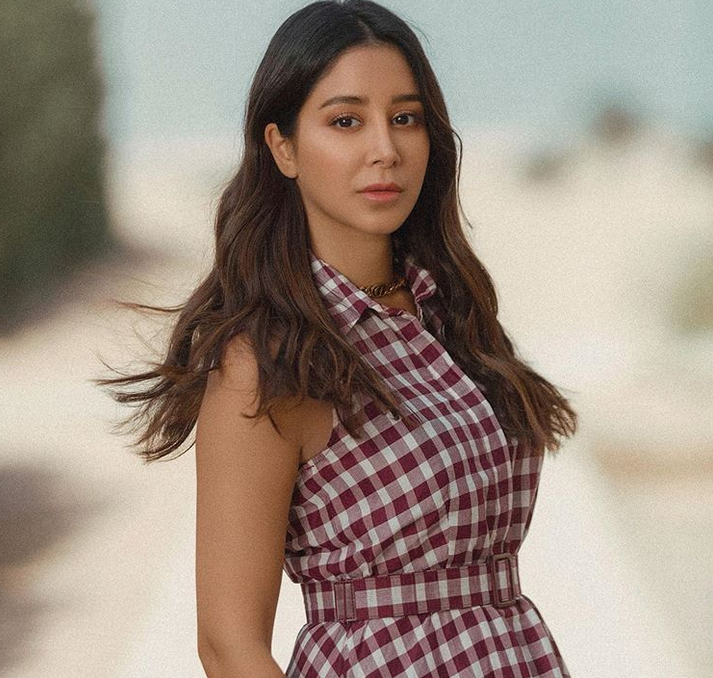 بالصورة – مي العيدان تسخر من شكل أسيل عمران في مراهقتها