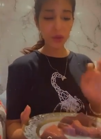 بالفيديو – شهيرة خليجية تأكل الكبدة النيئة بهذه الطريقة والجمهور: 