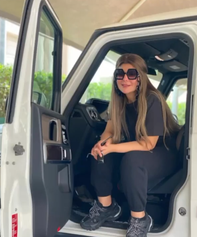 حفيدة إلهام الفضالة تقاطعها ببراءة وطرافة خلال تسجيلها مقطع فيديو