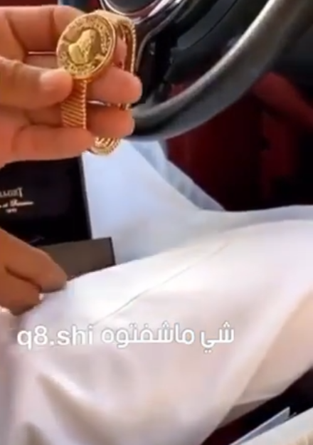 بالفيديو – فنان خليجي يستعرض ساعته النادرة من الذهب الخالص بهذا السعر
