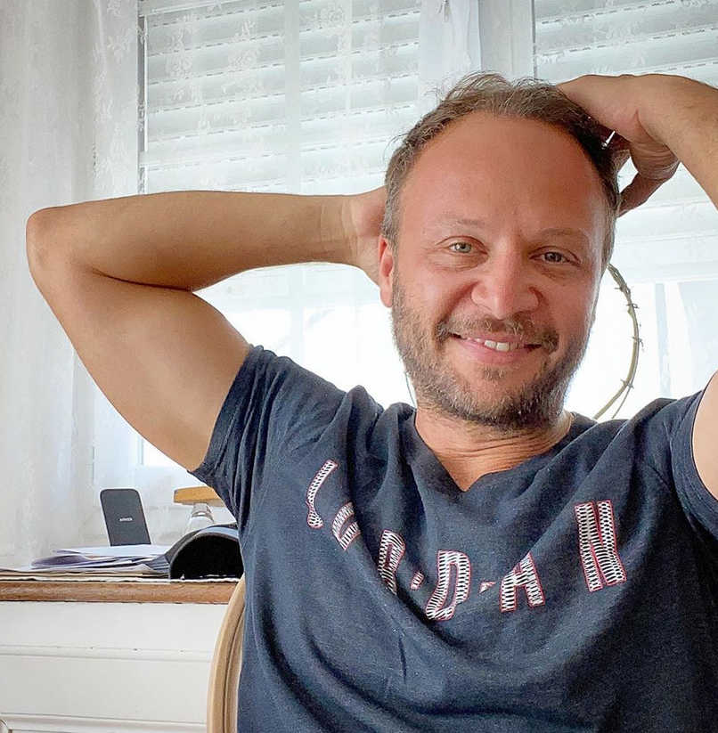 مكسيم خليل يحتفل بيوم ميلاده بصورة لافتة ويكشف عمره