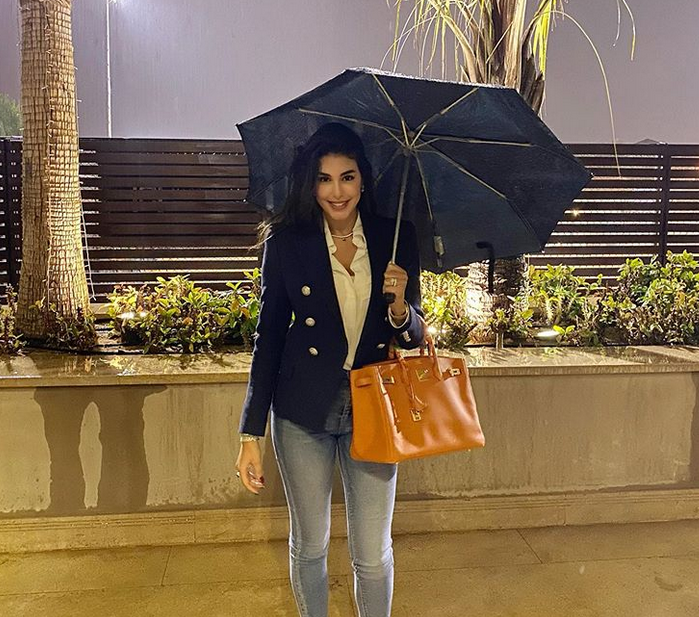 بالصورة – الأنظار تتحول من ياسمين صبري إلى والدتها بطلة السباحة... شاهدوها