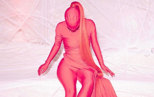 خمّنوا من تكون النجمة بهذه الإطلالة المرعبة؟!