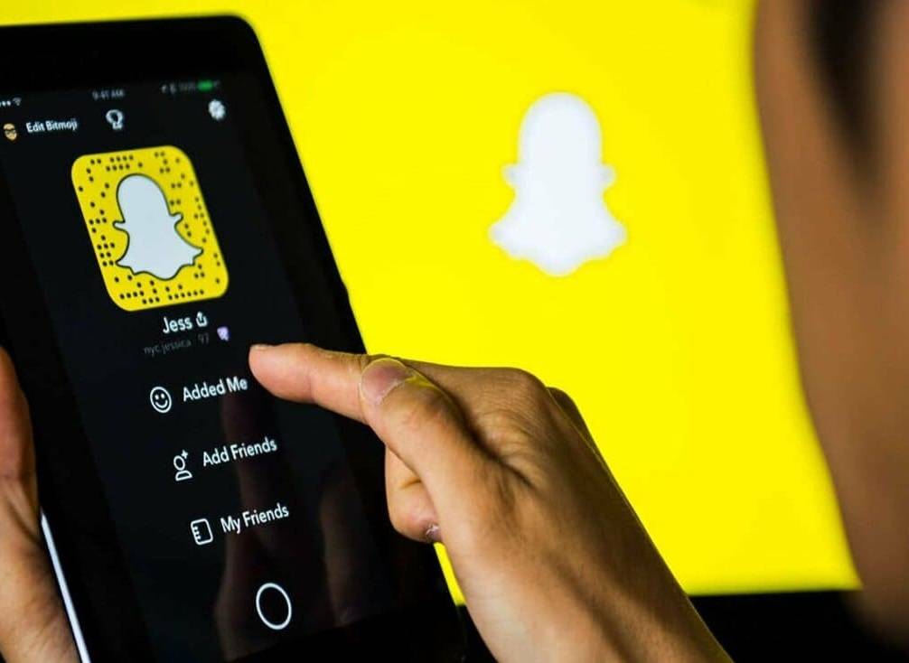 بالفيديو – تريند على المواقع... مشهور خليجي يبكي في المستشفى بعد انفصاله عن زوجته