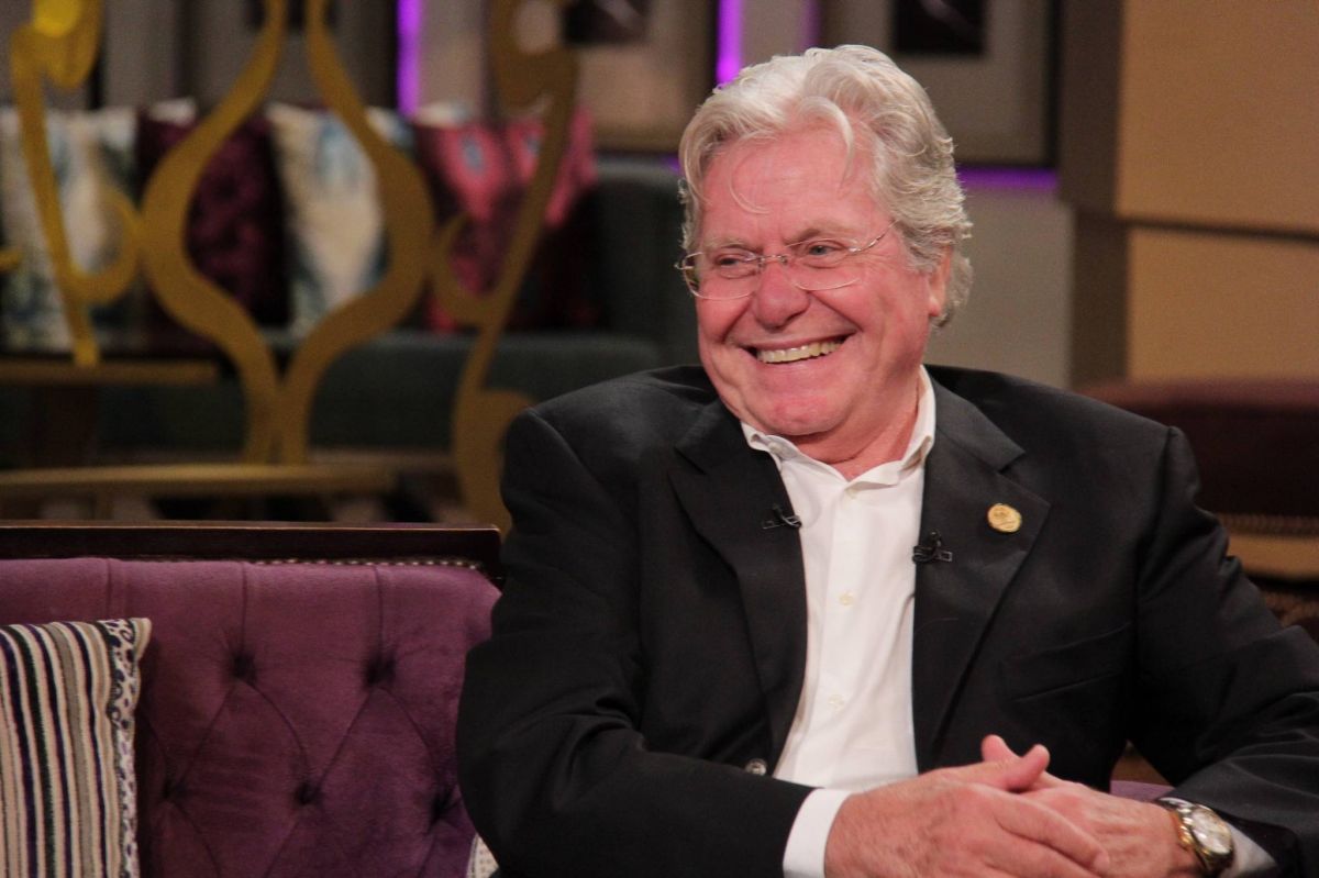 بالفيديو -  حسين فهمي يبكي على الهواء ويعلق: 