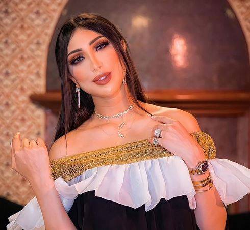 بالصور - دنيا بطمة تعاني بسبب ابنتها.. وأكسسوارها يلقى اهتمام الآلاف