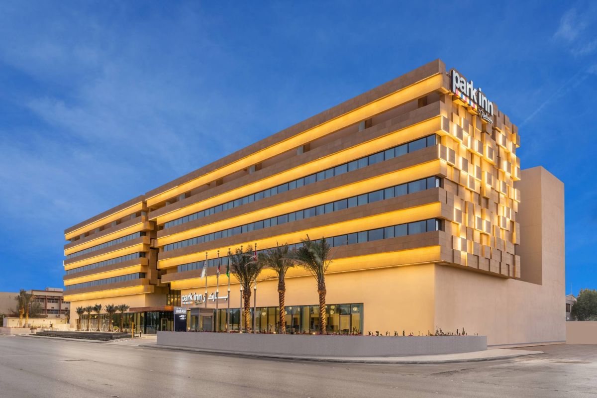 افتتاح أول فنادق 