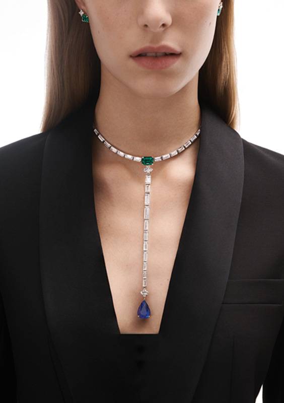 قلادة بلانت بلو بالذهب الأبيض وبلاتينيوم، حجر ياقوت على شكل إجاصة 13,77 قيراطًا، حجر زمرد واحد 4,63 قيراطًا، 31 ألماسة مستطيلة 29,69 قيراطًا، حجري ألماس على شكل رهزة لويس ڤويتون 3,09 قيراطًا، ألماس مربع 6,38 قيراطًا،