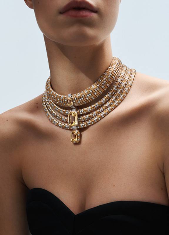 قلادة آستر روج بالذهب الأبيض والذهب الأصفر، روبية واحدة مقطعة 8,06 قيراطًا، حجر ألماس واحد مقطع عل شكل نجمة لويس ڤويتون 4,46 قيراطًا، حجر ألماس واحد على شكل إجاصة 2,02 قيراطًا، ألماس ثمين 22 قيراطًا، ألماس 61,03 قيراطًا.