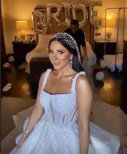 بالفيديو - هذه العروس الحسناء ابنة نجمة معروفة... ولهذا السبب دافعت عنها