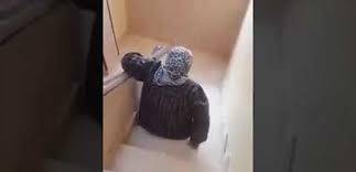 فيديو صادم - ابن يجبر والدته على الزحف