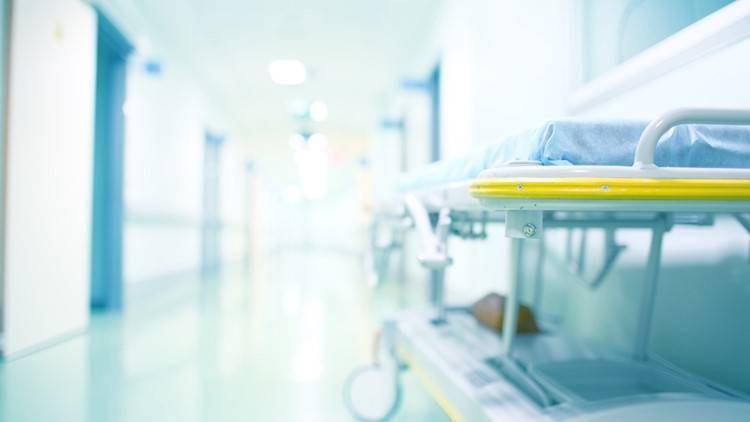 بالفيديو – فنان عربي يظهر من المستشفى وهو يصارع فيروس كورونا بصعوبة