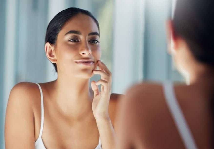 لإزالة تجاعيد محيط العينين والجبين... جرّبي التدليك الياباني في 5 دقائق