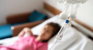 بالفيديو – فنانة خليجية تطلب الدعاء: سيلان في الدم وعدم قدرة على المشي