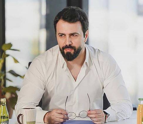 بعد إنتقاده من كاتب 