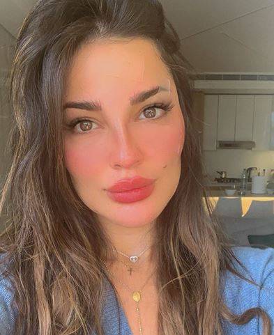 بالفيديو - نادين نسيب نجيم تواصل علاج وجهها وتلعب مع طفليها