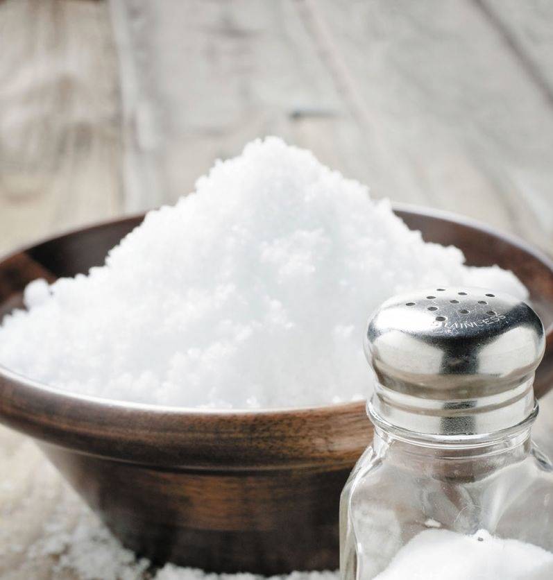 3 استخدامات منزلية للملح أولها إزالة بقع الزيت عن الملابس... إليك الطريقة