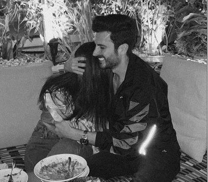 بكلمات مؤثرة... فنان سعودي ينعى والده في نفس يوم ارتباطه