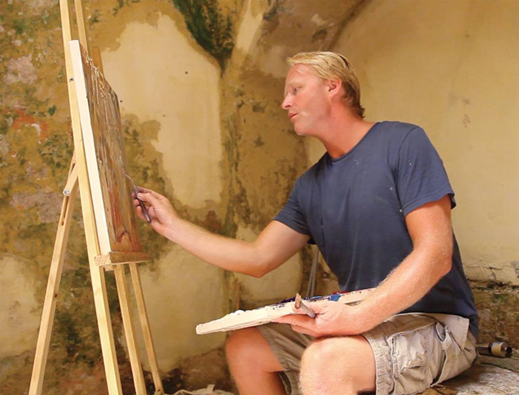 البريطاني الذي رسم العاصمة اللبنانية بأفراحها ومآسيها... توم يونغ: بيروت مُلهِمتي!