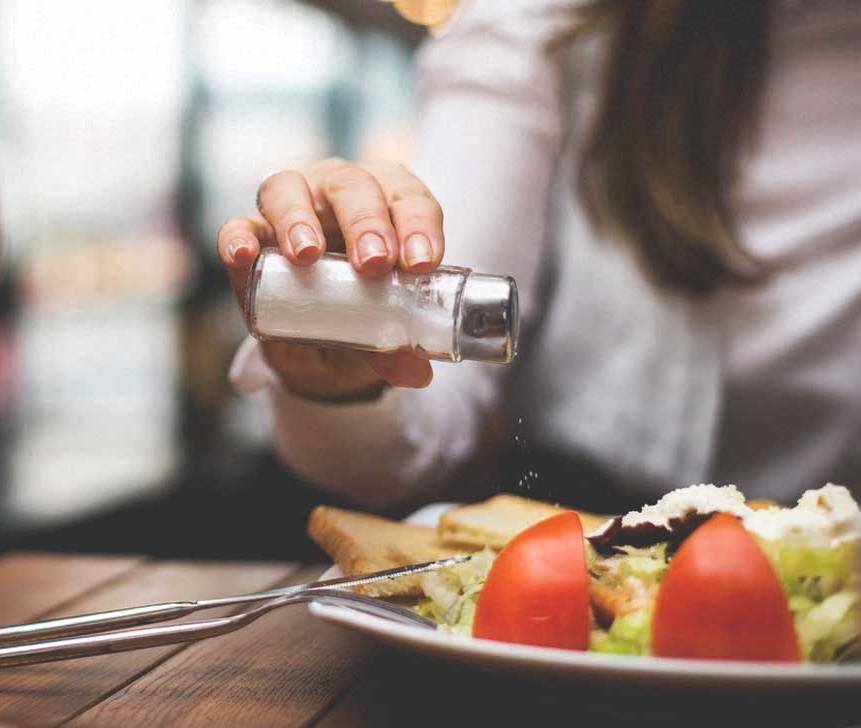 التخلّي التام عن الملح يلحق هذه الأضرار بصحتكم