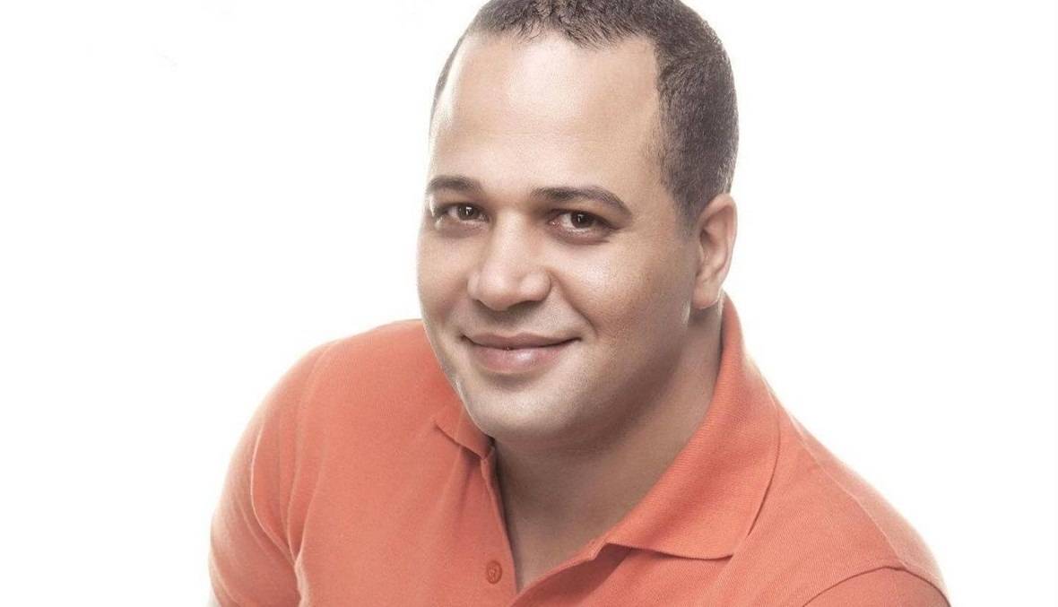 شاب يفضح فتاة ليلة زفافها والفنان مصطفى درويش يساندها