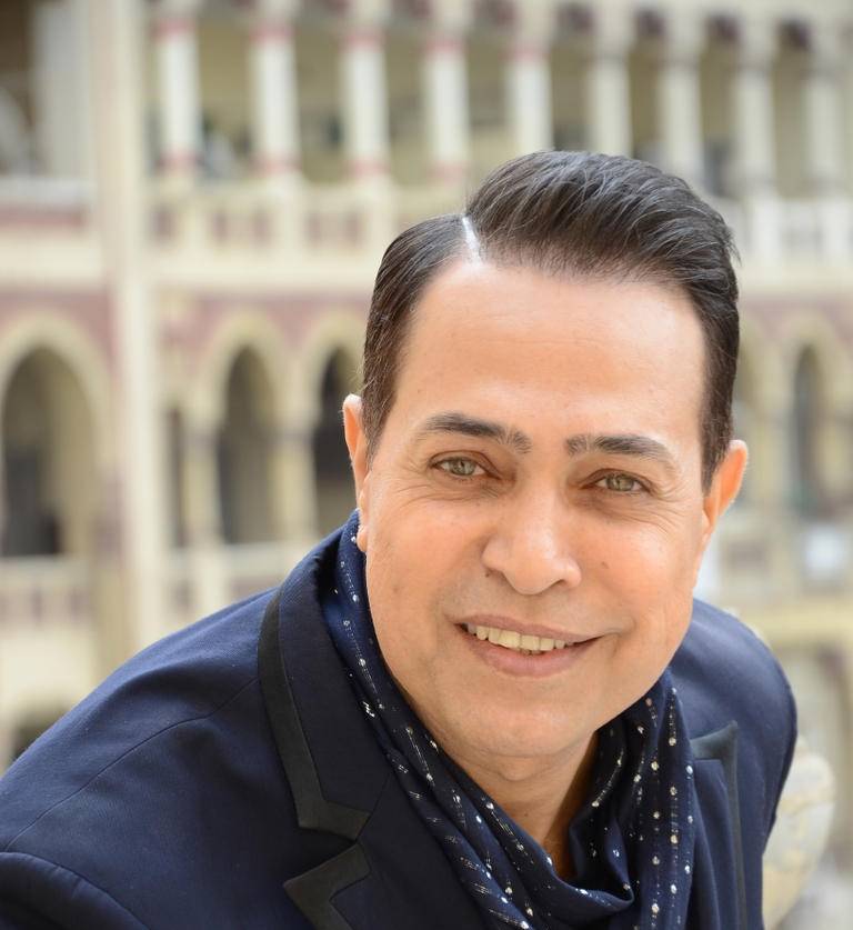 صورة قديمة تظهر كيف كان حكيم في مرحلة شبابه