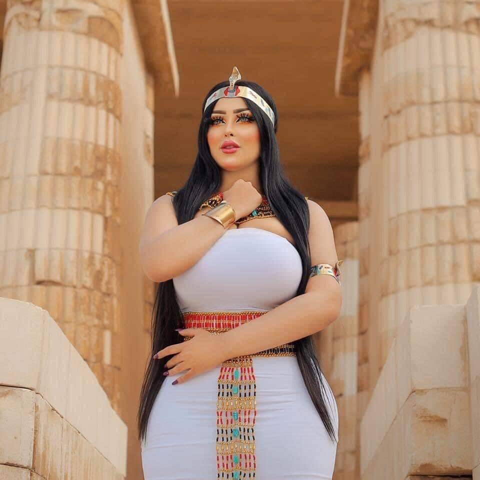 ممثلة مغمورة تثير الجدل بصور جريئة في الأهرامات