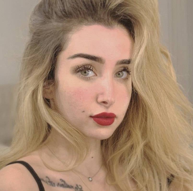 بالصور - والدة هنا الزاهد تخطف الأنظار بجمالها.. هل تشبهها؟