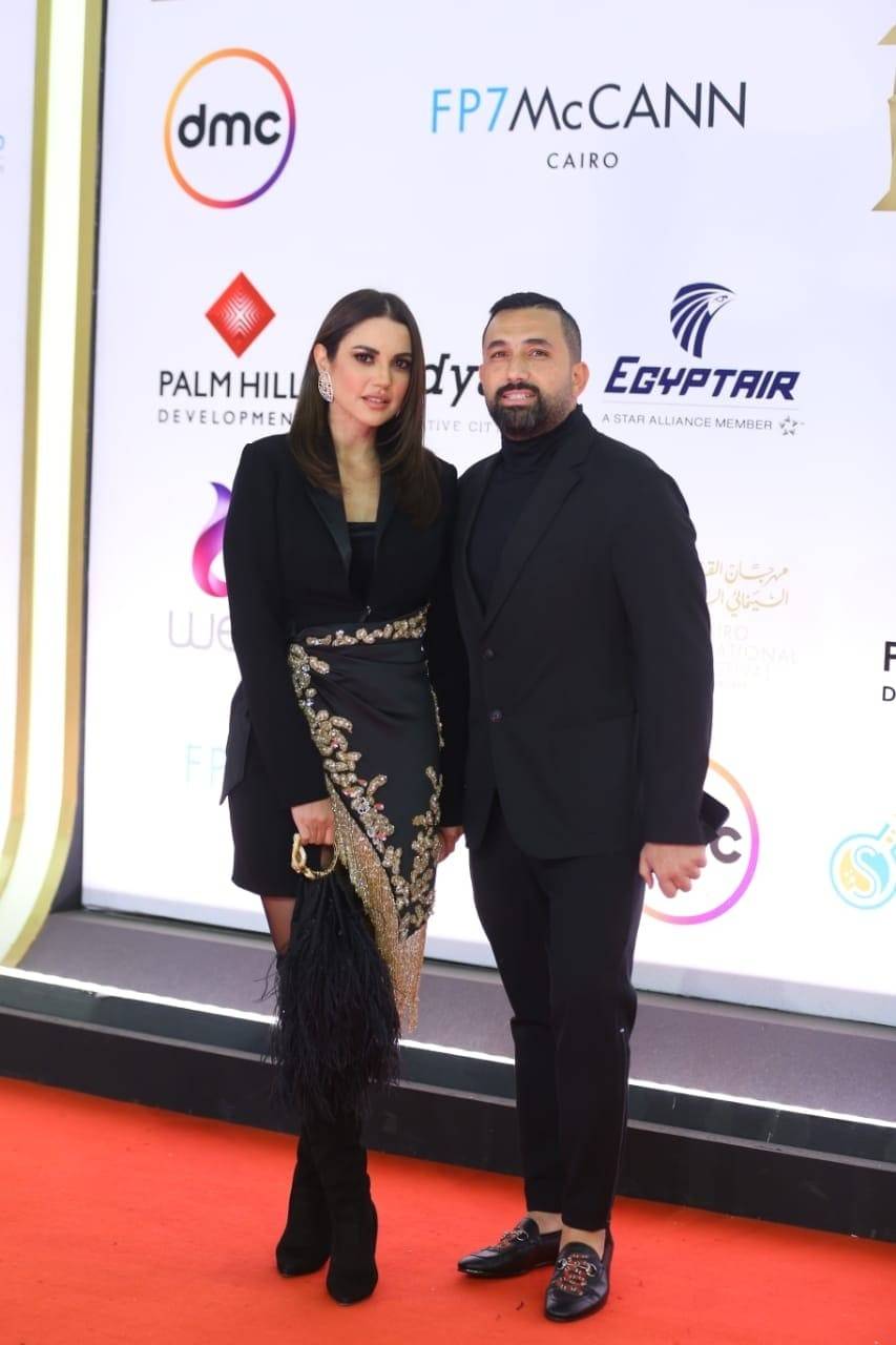 درّة تشعل السجادة الحمراء هي وزوجها هاني سعد