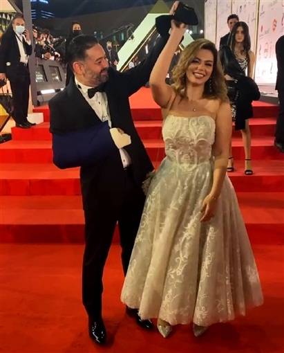 للمرة الثانية... أمير شاهين يظهر في ختام مهرجان القاهرة بذراع مكسورة