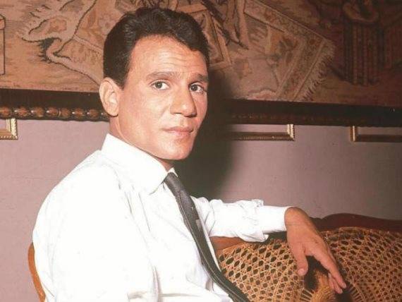 صورة نادرة لعبد الحليم حافظ وهو يبكي بشدة