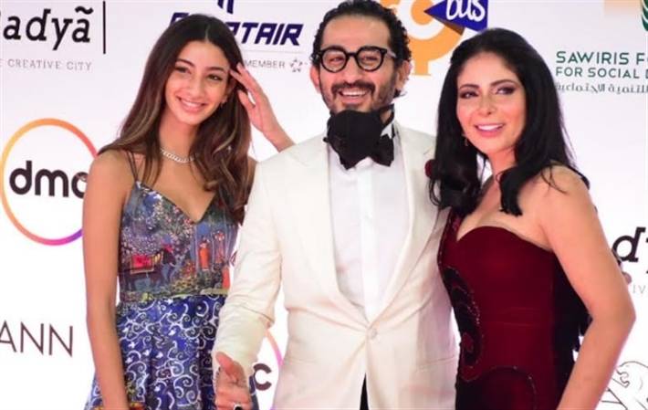 بالفيديو – لي لي أحمد حلمي تستعرض فستانها بعيداً من كاميرات المصوّرين