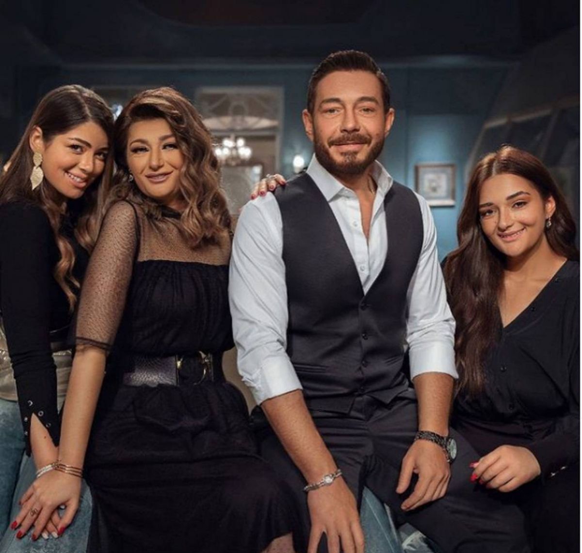 أحمد زاهر يتغزّل بابنتيه بصور عفوية