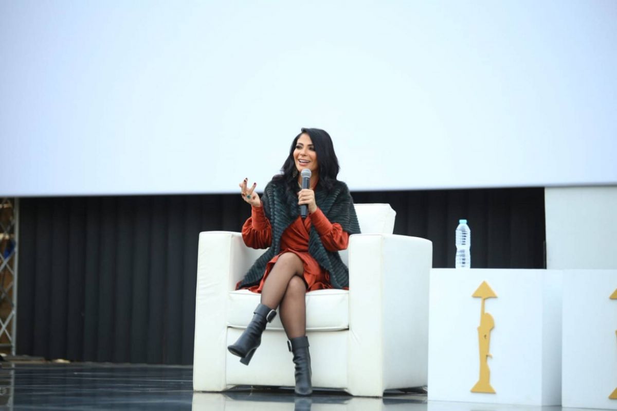 منى زكي تعتذر لأحمد حلمي في ندوة تكريمها