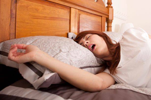 إليكم حيلة كرة التنس التي تمنع الشخير ليلاً