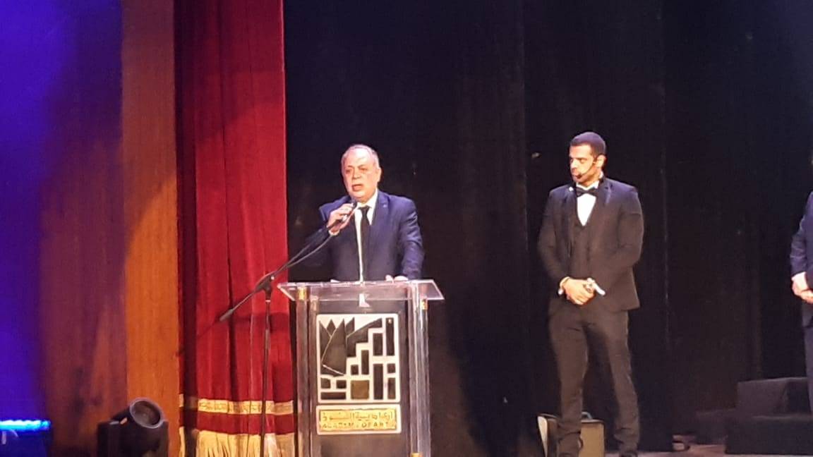 بالفيديو - بكاء أشرف زكي أثناء تكريمه في مهرجان المسرح