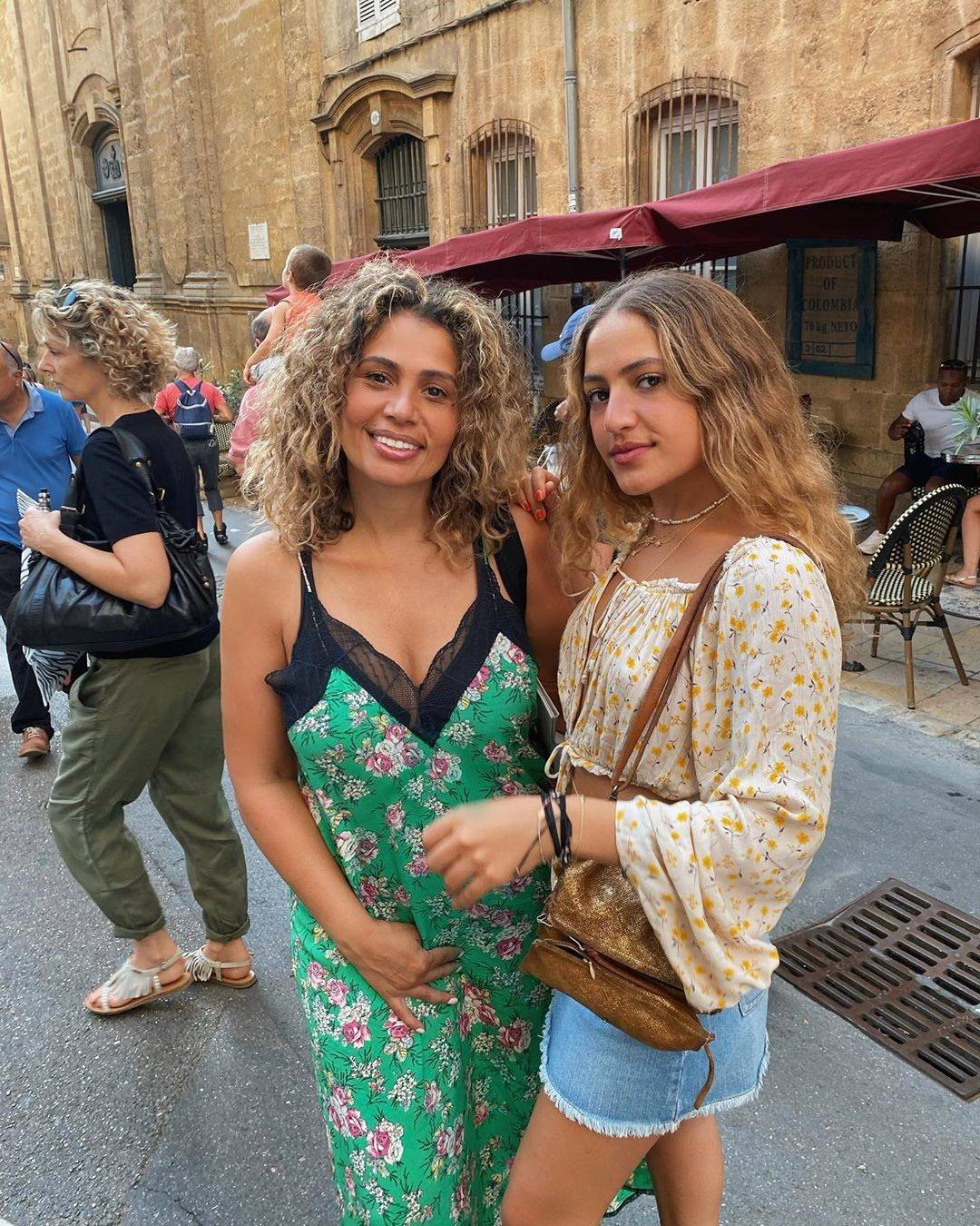 بالفيديو - ابنتا عمرو دياب تعاندان والدتهما بسبب دينا الشربيني...ورقصة كنزي تحدث ضجة