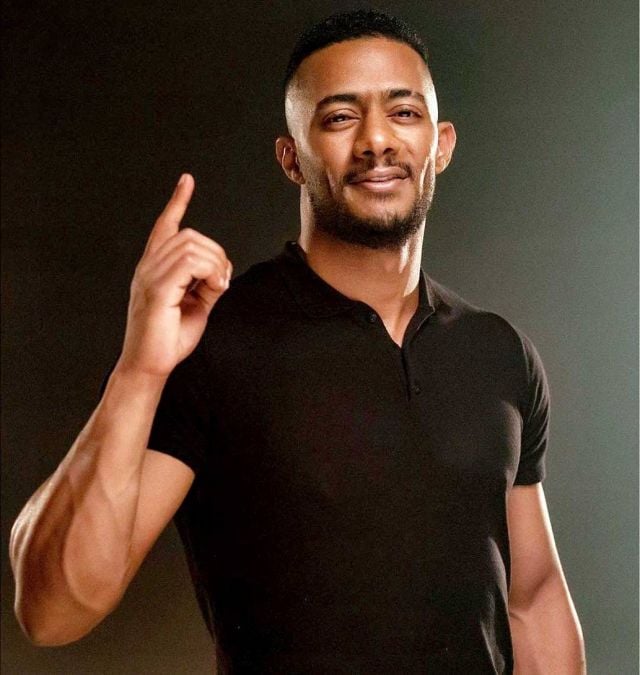 بالفيديو - محمد رمضان يردّ بطريقته على السخرية من سقوطه على المسرح